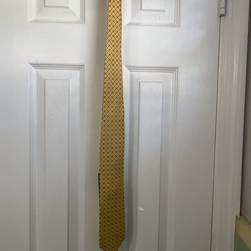 SELLING TAYLORBYRD TIE FOR MEN COLOR YELLOW WITH TAG 🏷️ ON